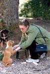 Ал. Маринина с бездомными щенками в Измайловском парке. Фото А. Джуса.
